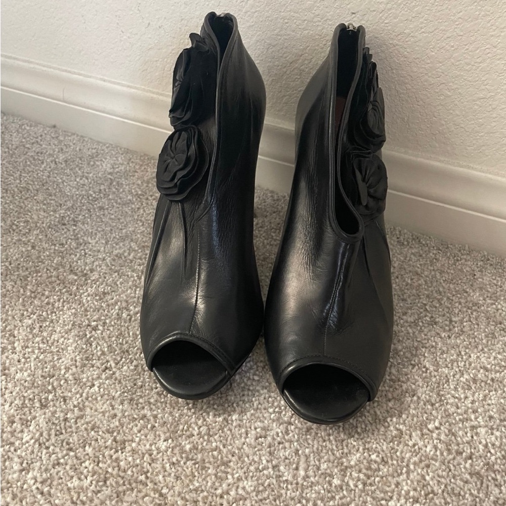 Vince camuto black leather heels